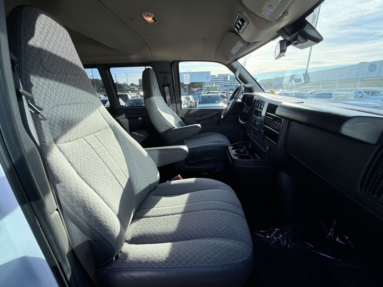 2025 Chevrolet Express Passenger 1LT