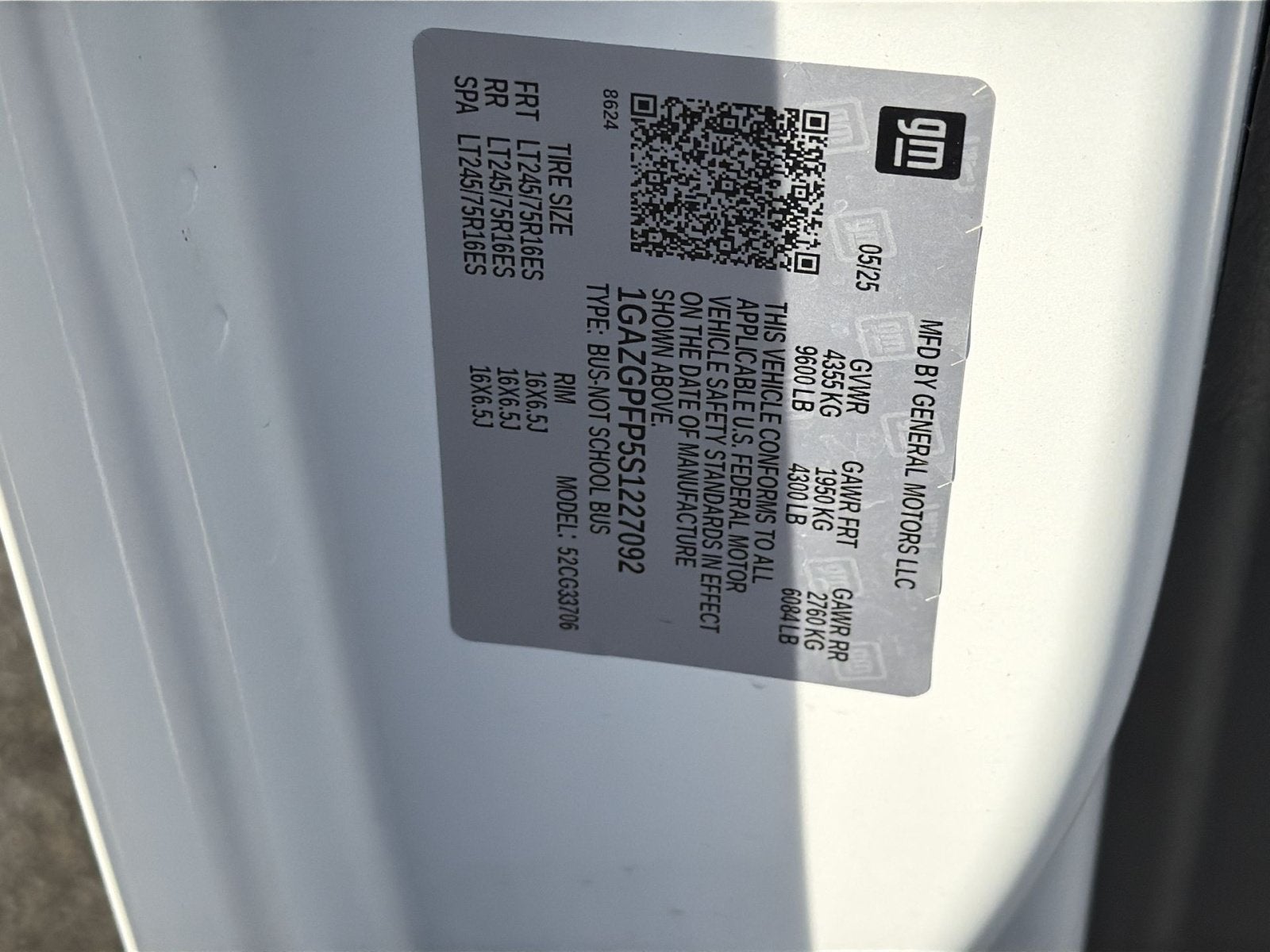 2025 Chevrolet Express Passenger 1LT