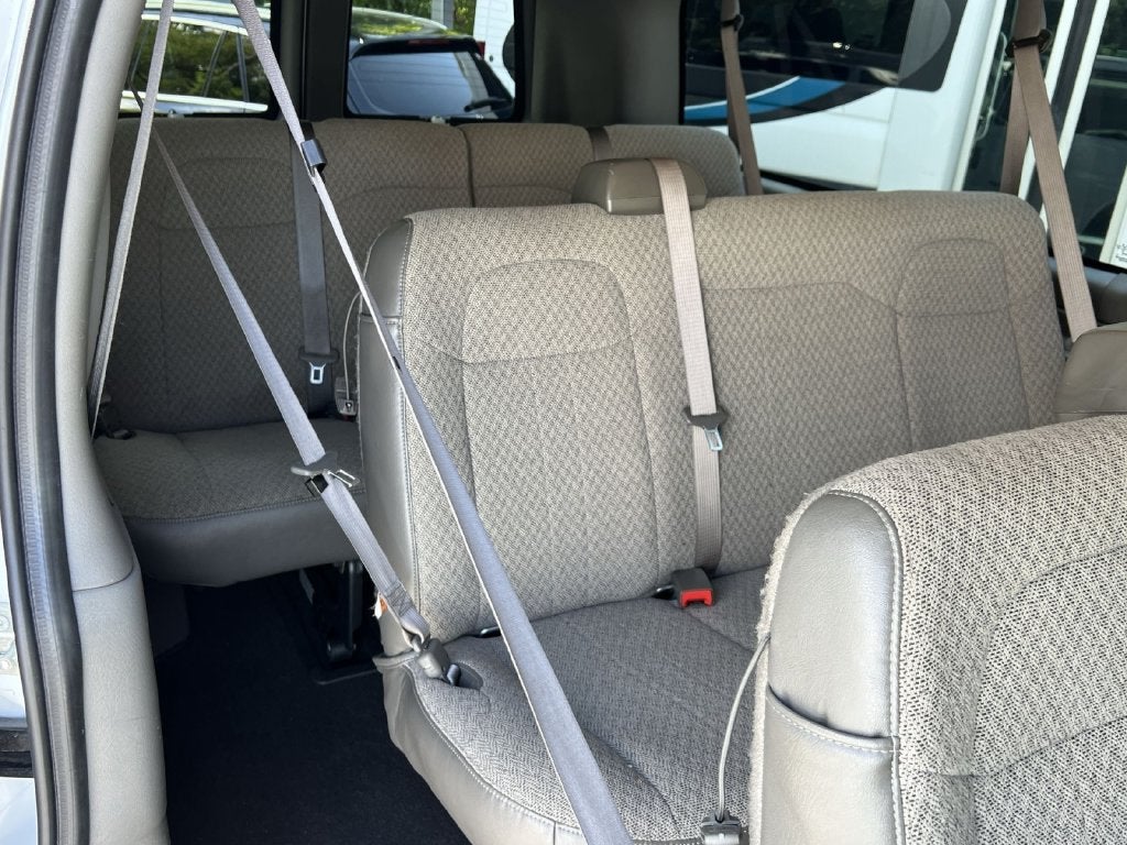 2025 Chevrolet Express Passenger 1LT