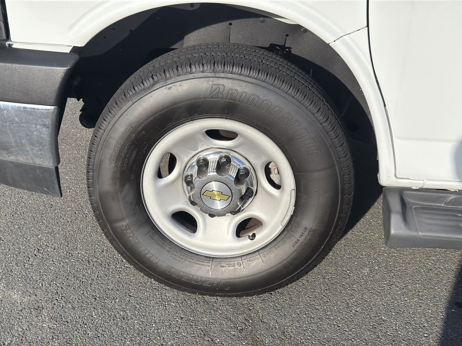 2025 Chevrolet Express Passenger 1LT