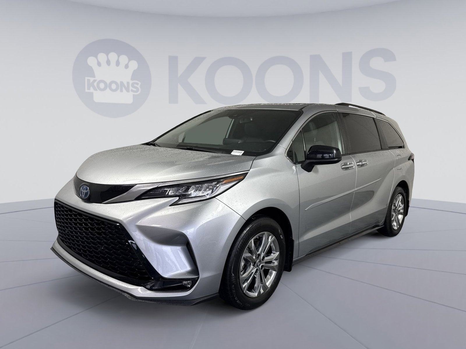 2023 Toyota Sienna XSE 7-Passenger Hybrid AWD's photo
